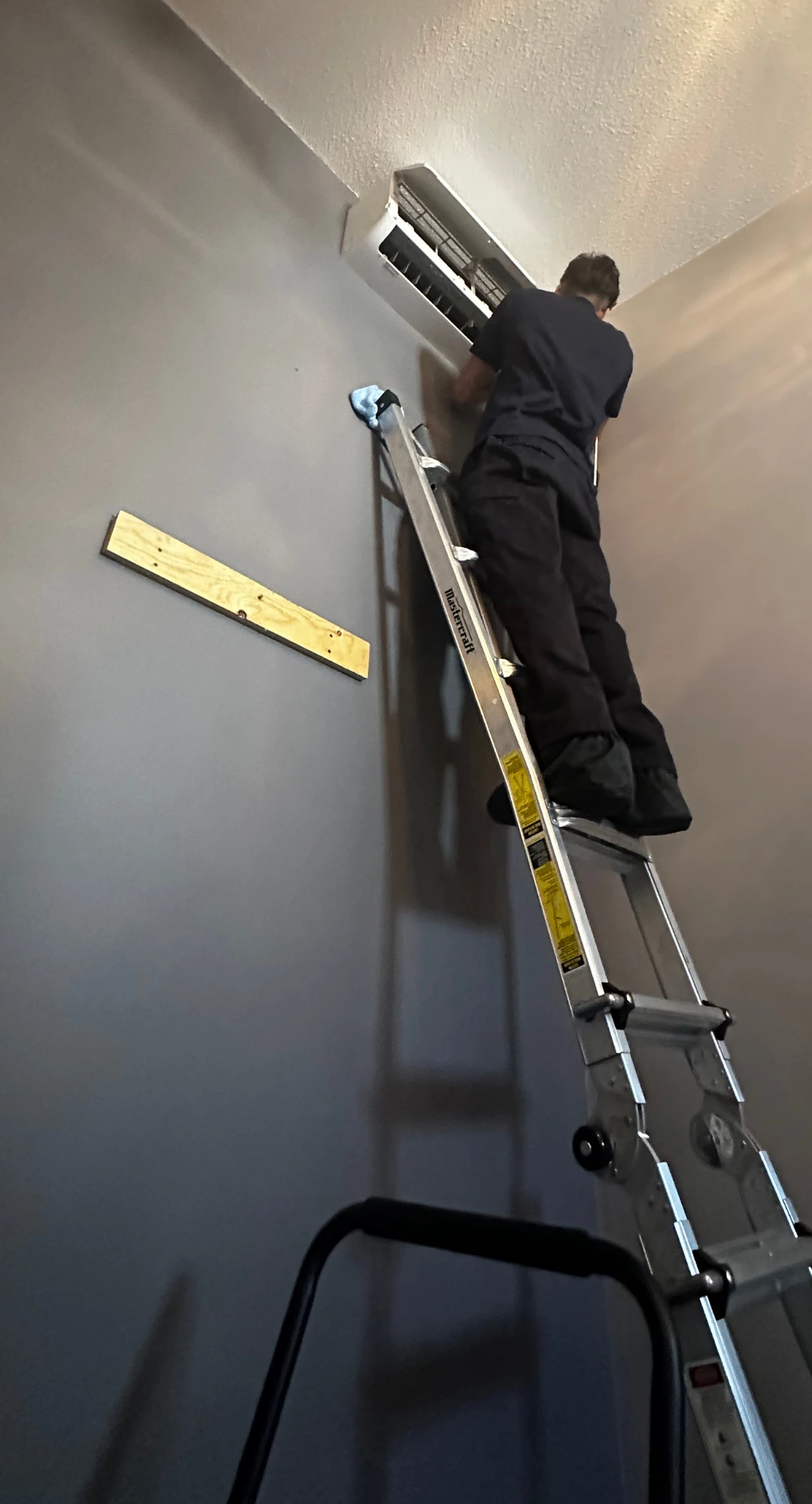 Exemple de nettoyage de conduits d’air résidentiels avant et après — service bientôt offert par Air-FP à Gatineau et Ottawa pour améliorer la qualité de l’air intérieur.